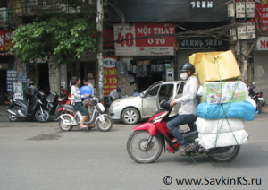 вьетнамец использует байк/скутер - быстро и мобильно