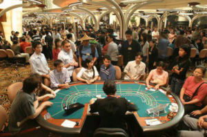 Вьетнамцы играют в казино